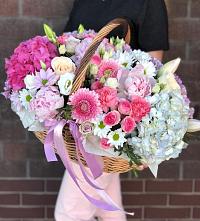 Композиция солнечный день в Сердобске Цветочная композиция из Розы, Хризантемы, Пионы и Лизиантусы в корзине в Сердобске